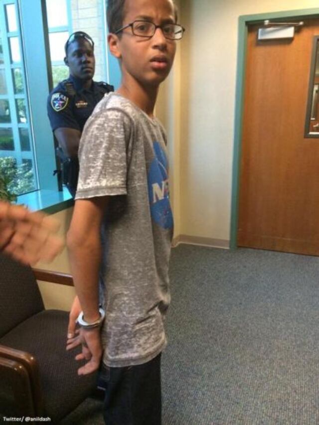 Adolescente detenido por fabricar reloj no volverá a la misma escuela