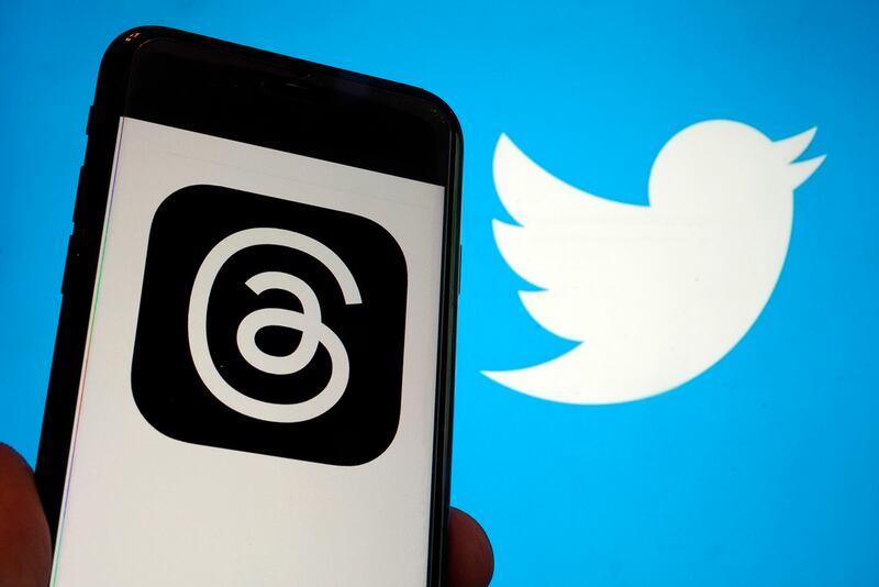 Esta fotografía tomada en Nueva York el miércoles 5 de julio de 2023 muestra el logotipo de la nueva aplicación Threads, de Meta, a la izquierda, y el de Twitter a la derecha. (AP Foto/Richard Drew)
