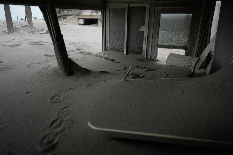 Arena arrastrada por el huracán Milton en Venice, Florida. (AP Photo/Rebecca Blackwell)