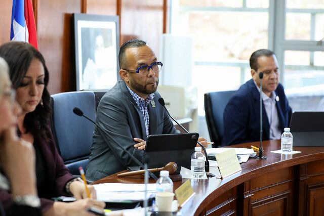 Agencias de gobierno apoyan restringir acceso a redes sociales a menores de edad