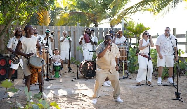 La Tribu de Abrante estrena “Feliz”, una versión afrocaribeña del tema de Chimbala