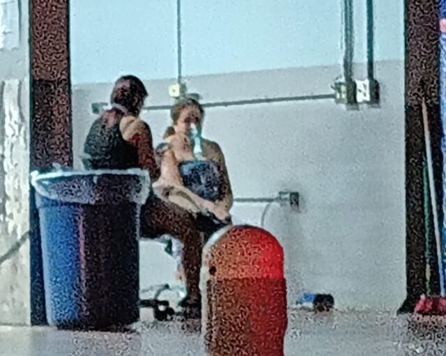 Mujer acude a supermercado para conectar su máquina de terapia tras apagón masivo