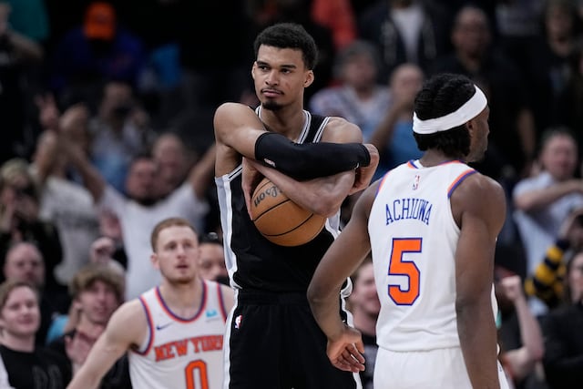 NBA multa a Wembanyama con 25,000 dólares por lanzar balón a las gradas mientras celebraba