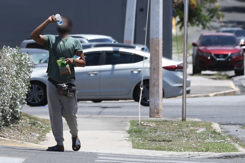 Joven sin hogar camina por las calles del casco urbano de Ponce. 
Foto por Brandon Cruz González I Centro de Periodismo Investigativo
