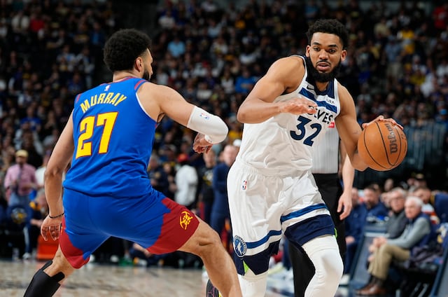 Edwards anota 43 y Reid ayuda a Wolves a ganar 1er juego de serie ante Nuggets, 106-99