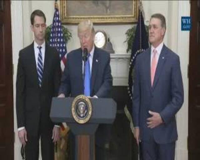 Trump respalda un plan para reducir a la mitad la inmigración legal