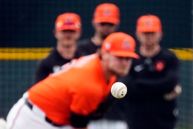 Burnes se destaca en su 1ra aparición en pretemporada con Orioles