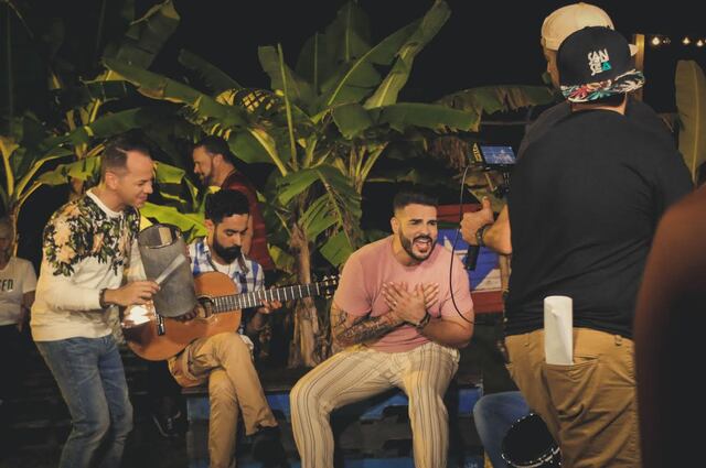 Víctor Santiago se goza la bachata