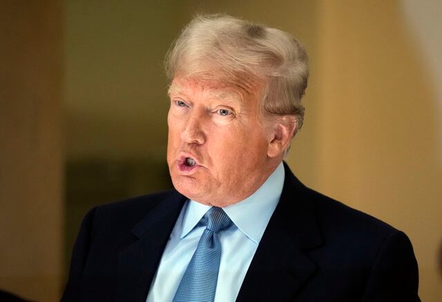 Arrestan mujer por acercarse a Trump durante juicio en Nueva York