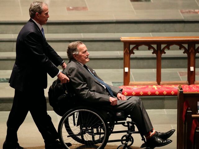 Bush padre se recupera tras hospitalización