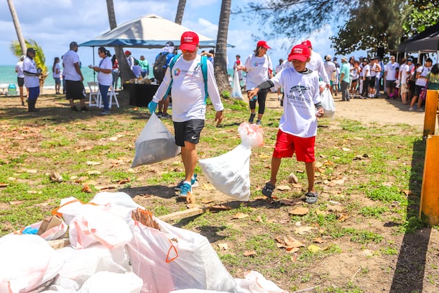 Recogen sobre 2 mil libras de escombros y basura en Playa Río Herrera