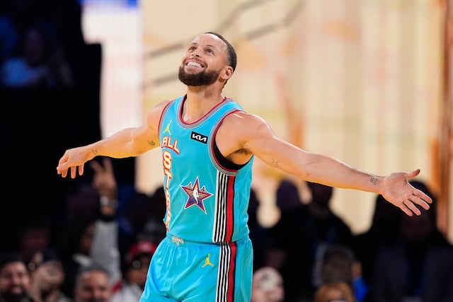 Curry anota 30 puntos y los Warriors vencen 126-102 a los Mavericks