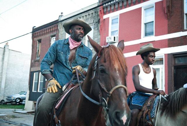 Idris Elba y Caleb McLaughlin buscan sanar con la ayuda de una comunidad de vaqueros urbanos en Concrete Cowboy