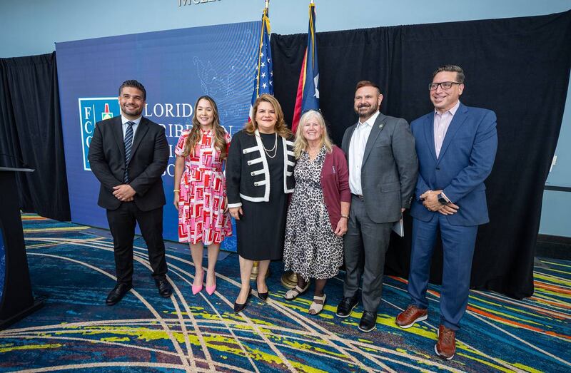 En la foto aparecen de izquierda a derecha: además el director ejecutivo de la Autoridad de los Puertos Norberto Negrón; la directora ejecutiva de la Compañía de Turismo de Puerto Rico (CTPR), Willianette Robles Cancel; la gobernadora de Puerto Rico, Jenniffer González Colón; la CEO de la Asociación de Cruceros de la Florida y el Caribe (FCCA), Michele Paige; el presidente de la Asociación de Cruceros de la Florida y el Caribe (FCCA), Adam Ceserano; y el actual gerente regional de ASM Global y ya nombrado principal oficial ejecutivo de Discover Puerto Rico Jorge Pérez.