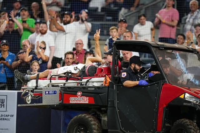 Camarógrafo lesionado en medio de jugada en Yankee Stadium tiene fractura en cuenca del ojo