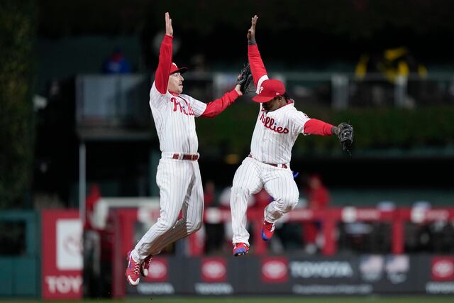 Con 4 jonrones Filis vencen a Padres y acechan Serie Mundial