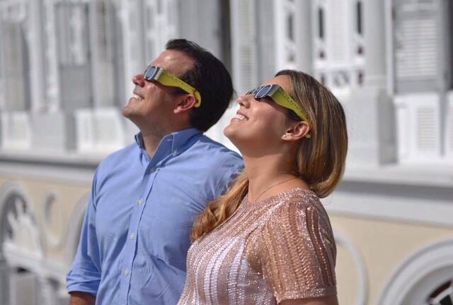 Rosselló y la primera dama no se perdieron el eclipse solar