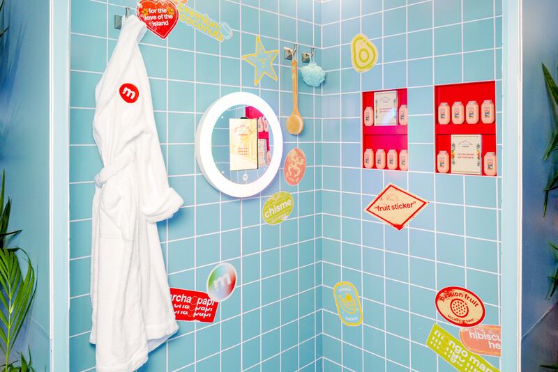Method convierte el baño del Coliseo en una experiencia multisensorial Pa’l Recuerdo.