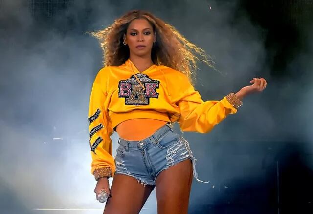 Bailarines de Beyoncé la protegen de objeto que un fan lanzó al escenario