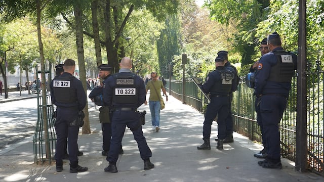 Adolescente pierde una mano por explosión de granada en protestas estudiantiles en Francia