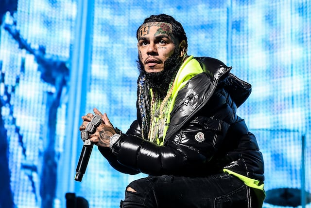 VIDEO: Crean escultura de Tekashi 6ix9ine en Cuba
