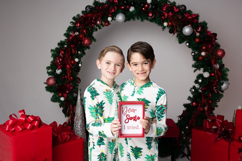 La periodista habla sobre la ilusión de la navidad en sus niños y cómo celebran la la época festiva.
Agradecimientos: H&M, Elymagda González @_elymagda (702) 771-1747, Vestido: D’Royal Bride.