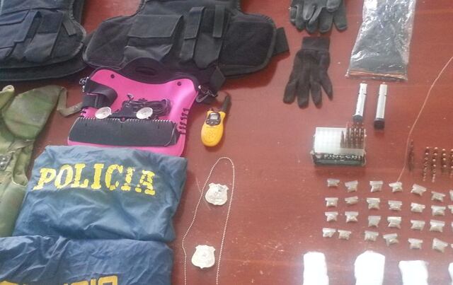 Policía ocupa drogas, armas y artículos que parecen de uniformada