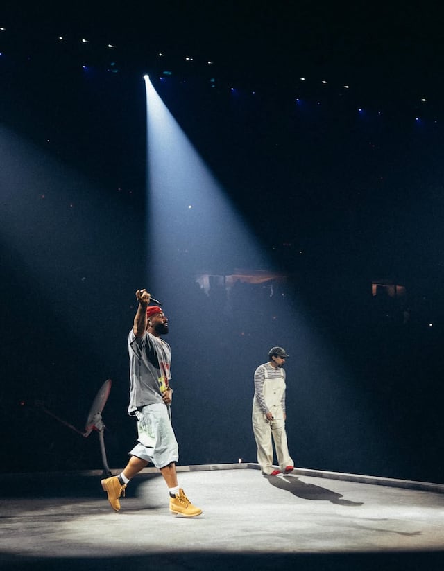 Eladio Carrión felicita a Bad Bunny por su residencia y publica foto de cuando comenzaron