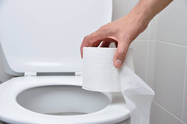 Urólogo explica por qué es más saludable que los hombres orinen sentados