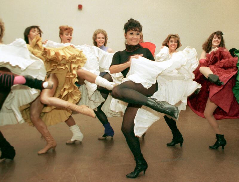ARCHIVO - La estrella de Broadway Chita Rivera, frente, y las Rockettes del Radio City Music Hall ensayan 