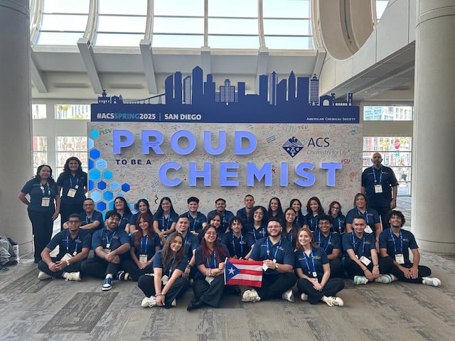 Estudiantes UPR en Aguadilla se destacan en convención internacional de química en California