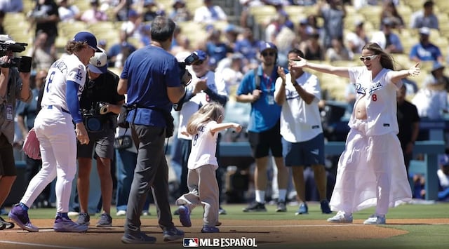 Hija de Kike Hernández hace el primer lanzamiento ceremonial