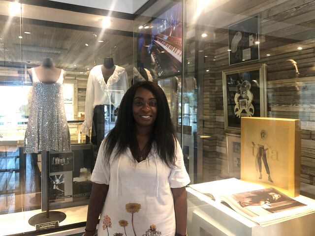 Fans recuerdan a la reina del rock Tina Turner en su museo en Tennessee