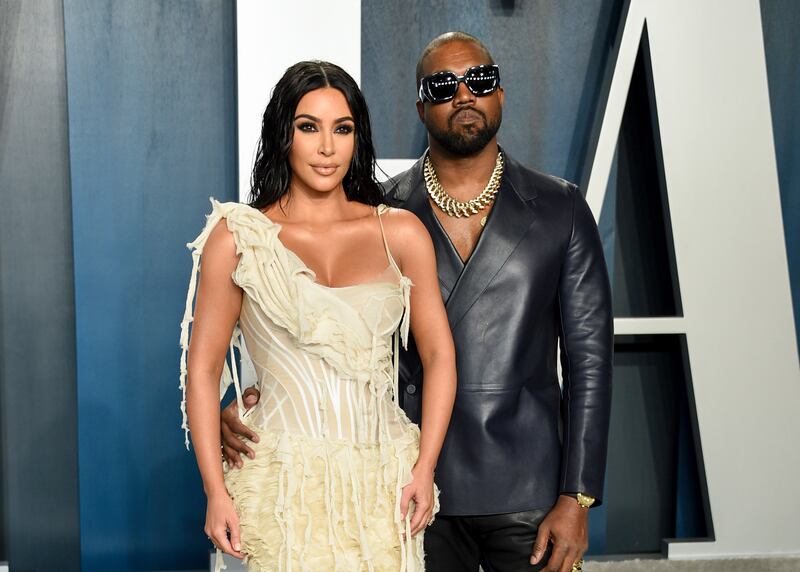 ARCHIVO - Kim Kardashian y Kanye West llegan a la Fiesta de los Oscar de Vanity Fair en Beverly Hills, California, el 9 de febrero de 2020. Kim Kardashian pidió a una corte ignorar los intentos de Ye, quien cambió legalmente su nombre de Kanye West, por hacer más lento su divorcio y solicitó terminar su matrimonio tan pronto como sea posible. (Foto Evan Agostini/Invision/AP, archivo)