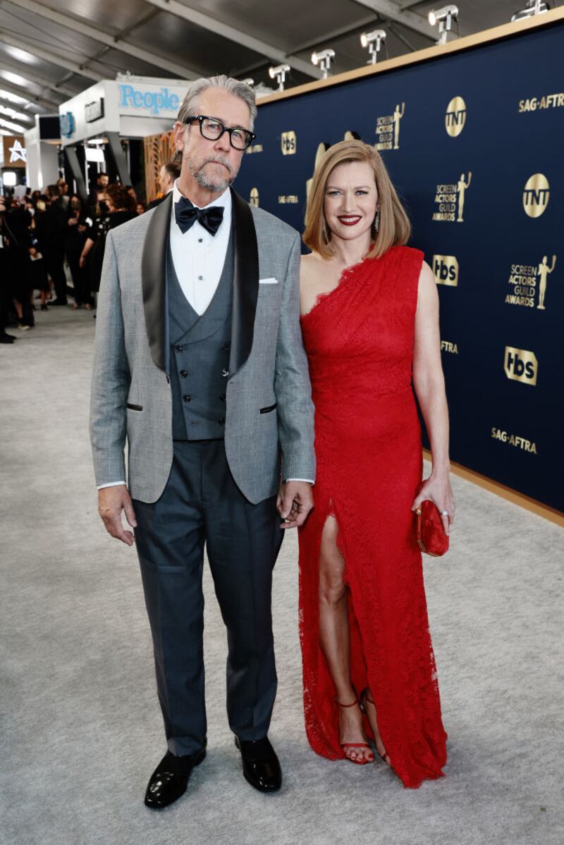 Alan Ruck y Mireille Enos