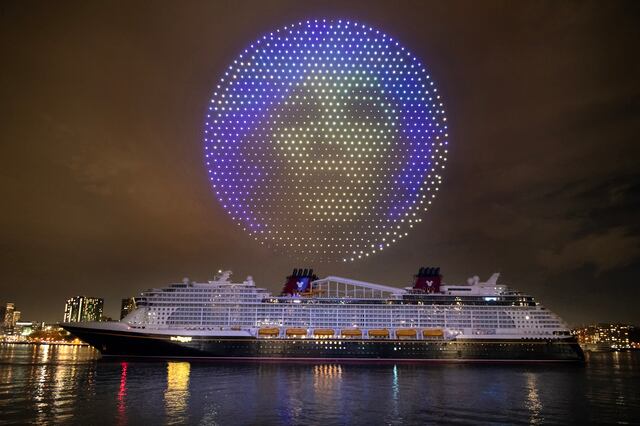 Así fue el show de luces con que Disney bautizó su nuevo crucero Disney Treasure