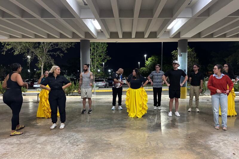 Participantes en el curso de baile de la bomba para la comunidad sorda puertorriqueña entrenan en el recinto de Río Piedras de la Universidad de Puerto Rico.