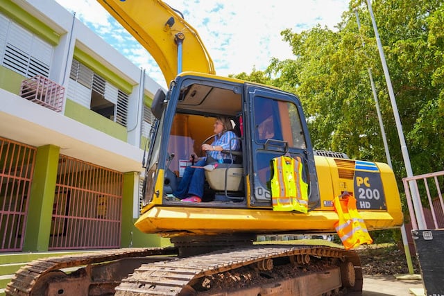 Inician labores de demolición de escuela superior en Guánica afectada por los sismos de 2020