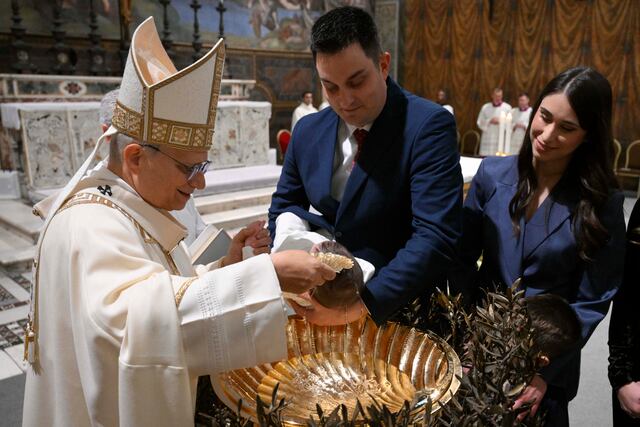 Papa León XIV bautiza a 20 niños en la Capilla Sixtina