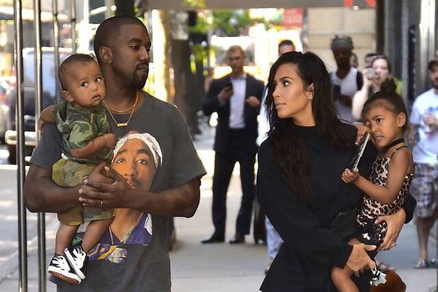 Kim Kardashian es criticada por publicar foto de sus hijos desnudos