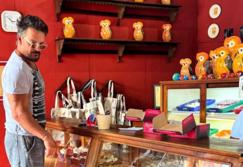 Ricardo Ajona visita El Sombrerón en La Antigua Guatemala.