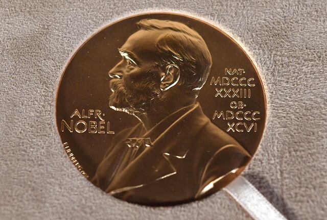 Nobel de Medicina reconoce a investigadores que abrieron camino a las vacunas contra el COVID-19