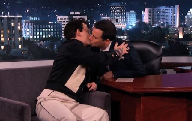 Johnny Depp vuelve a besar a Jimmy Kimmel