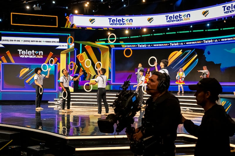 Artistas participan durante la campaña benéfica Teletón 'Unidos por Venezuela' con el fin de recaudar 1.500.000 de dólares para apoyar a los afectados del doble terremoto de magnitud 7,2 y 7,5 del pasado 24 de junio en el país, al interior del canal privado Venevisión, en Caracas (Venezuela). EFE/ Miguel Gutiérrez