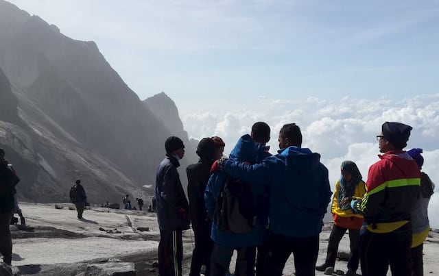 Más de 130 turistas atrapados tras terremoto en Malasia