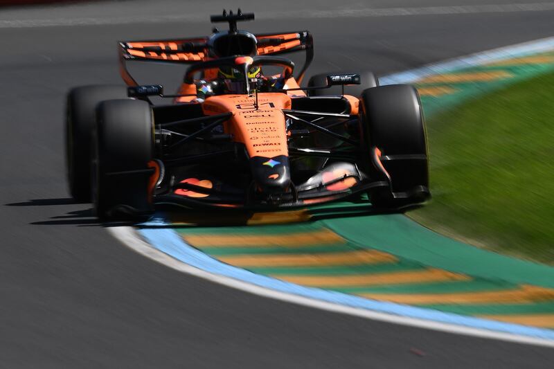 El australiano Oscar Piastri (McLaren), durante los entrenamientos libres del Gran Premio de Fórmula 1 de Australia en el circuito Albert Park en Melbourne. EFE/EPA/JOEL CARRETT