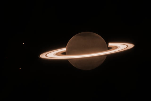 Telescopio Webb capta iluminación de los anillos de Saturno