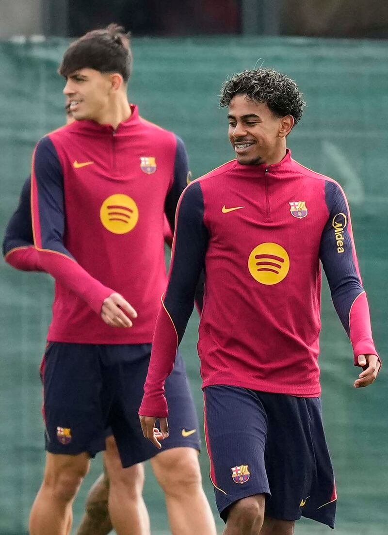 El delantero del FC Barcelona Lamine Yamal (d), durante el entrenamiento de este sábado en el complejo deportivo de Sant Joan Despi, con vistas al clásico del domingo contra el Real Madrid. EFE/ Enric Fontcuberta