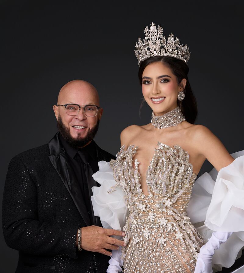 El presidente de MTWPR junto a la reina actual Alondra Díaz.