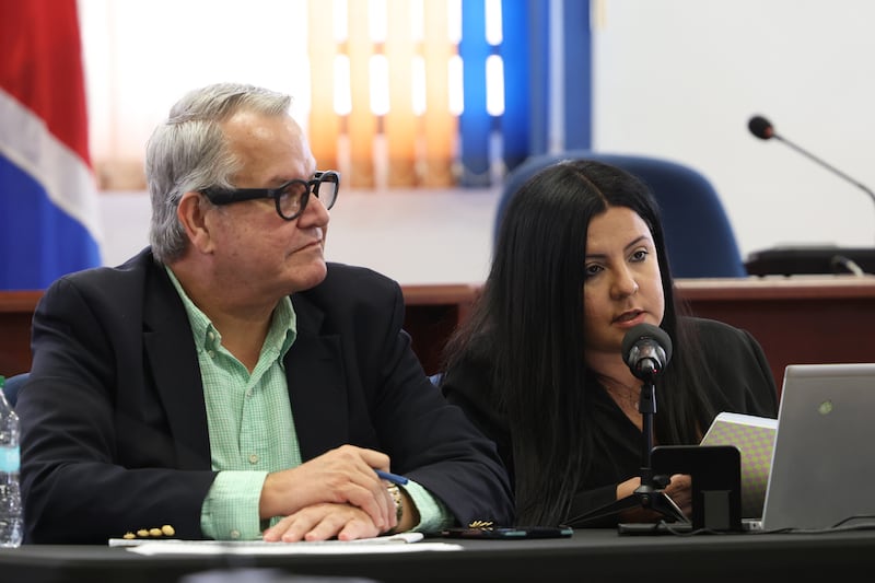 Miguel Mijalhevich y Viviana Pereira fueron los oficiales examinadores de la OGPe que moderaron las vistas públicas. Foto por Brandon Cruz González | Centro de Periodismo Investigativo